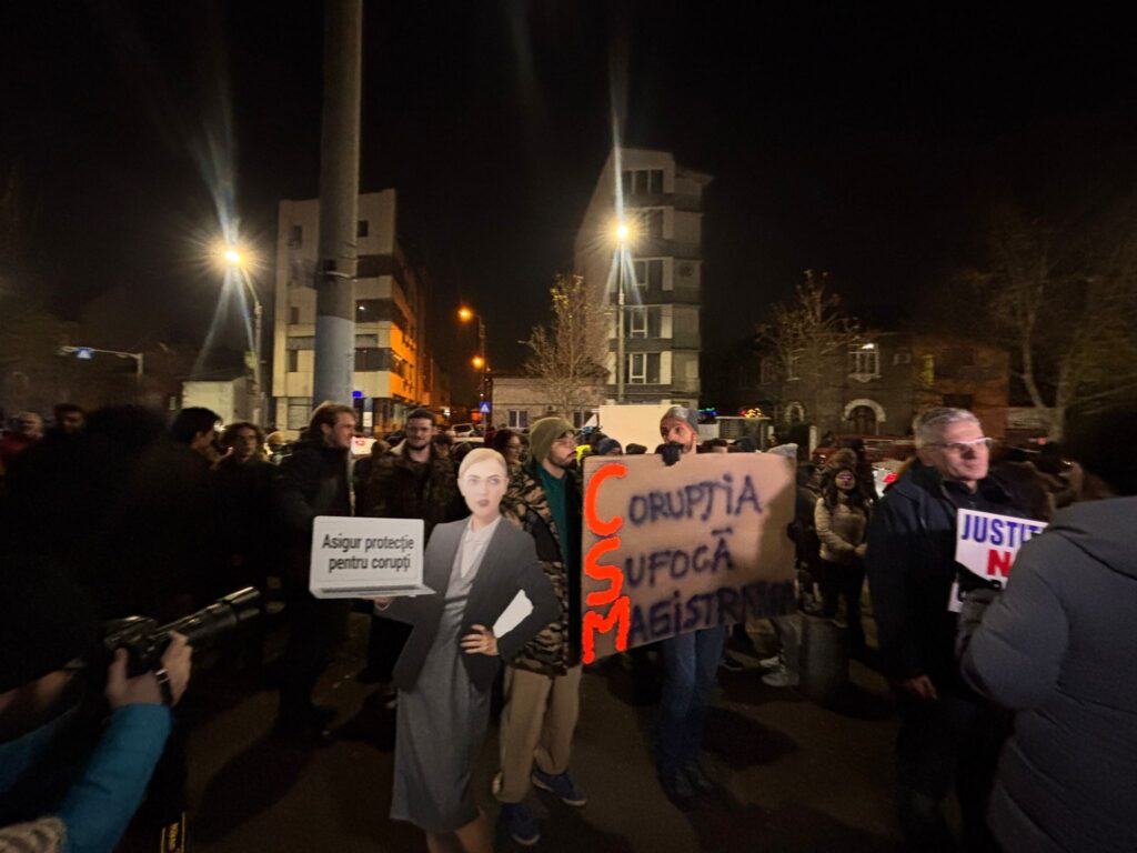 Protest în fața CSM FOTO Elena Crângașu