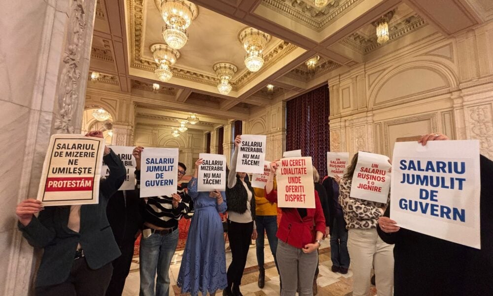 VIDEO Premierul, huiduit în Parlament: „Bolojan, nu uita, România nu-i a ta”
