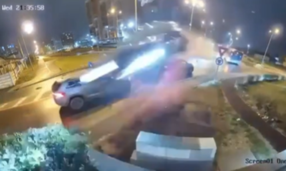 O mașină a zburat peste un sens giratoriu din Oradea – VIRAL