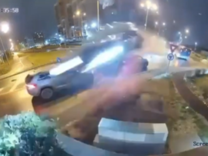 O mașină a zburat peste un sens giratoriu din Oradea – VIRAL