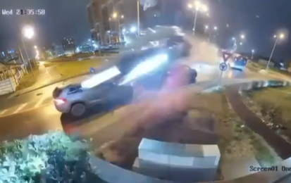 O mașină a zburat peste un sens giratoriu din Oradea – VIRAL