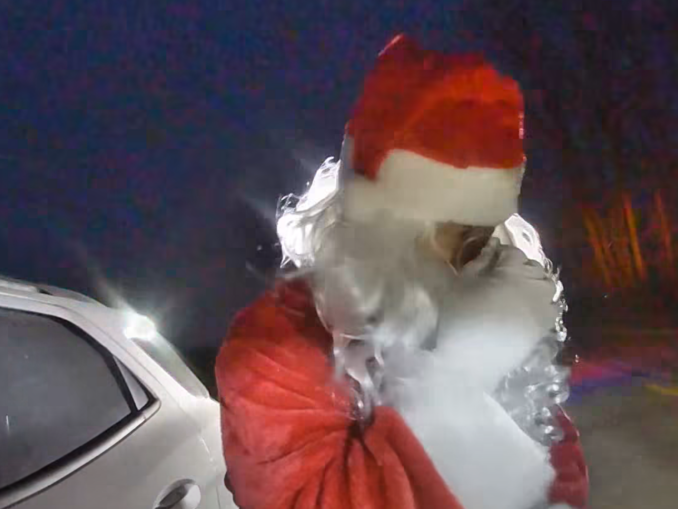 Moș Crăciun, tras pe dreapta pentru că era prea grăbit în trafic VIDEO