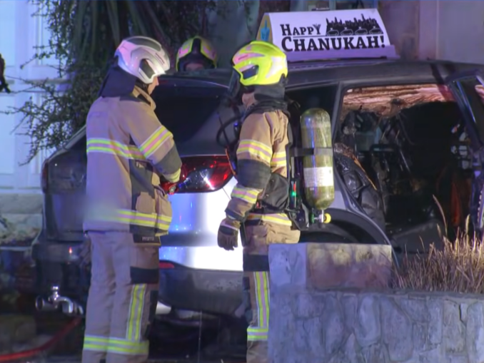 O mașină cu pancarta „Hanuka fericită!”, incendiată