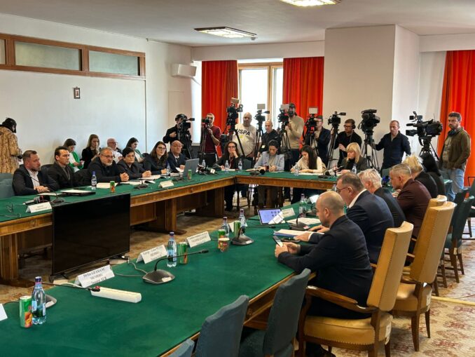 VIDEO Scandal în Senat pe criza apei. Zamfir vs. USR: „Nu mai faceți show. Este simpatică, dar habarnistă”