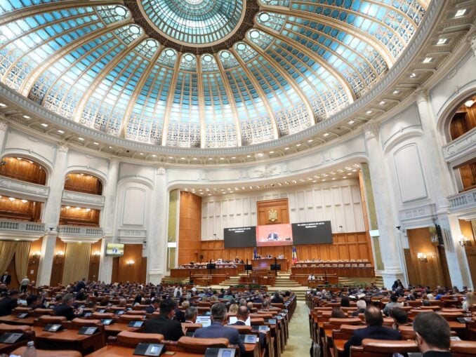 EXCLUSIV Peste 900 de foști parlamentari primesc pensii speciale. Câți bani iau lunar