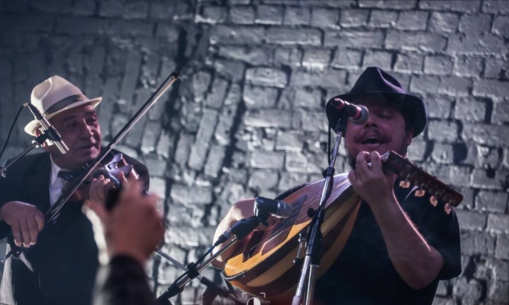 Simion Bogdan-Mihai cântând la cobză FOTO Facebook SBM - picture by Valeriu Cătălineanu - Romania Club