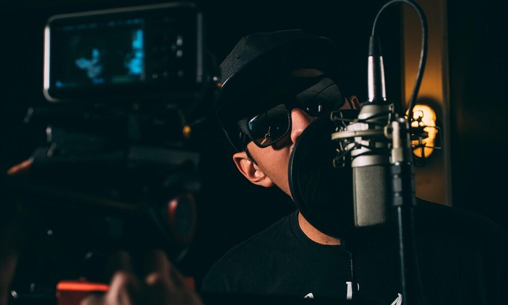 Cum se formează performanța vocală: rolul practicii în succesul artiștilor de top