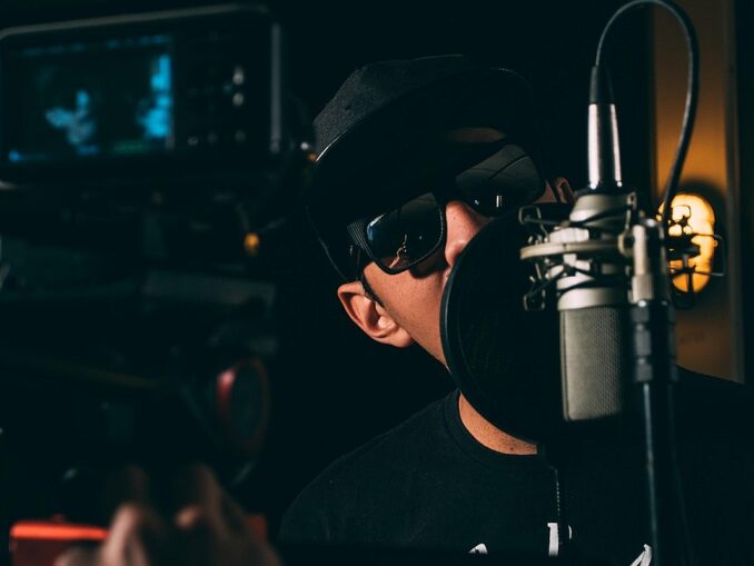 Cum se formează performanța vocală: rolul practicii în succesul artiștilor de top