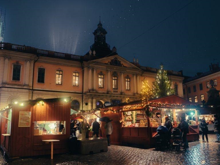 Târg de Crăciun seara în Stockholm FOTO Simona Chițan