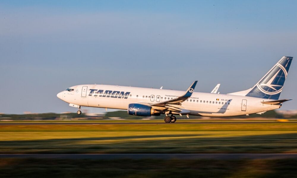 Eurodeputați români ținuți în avion la Strasbourg din cauza unui bagaj suspect