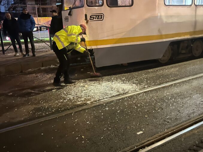 Minor rănit după o coliziune între două tramvaie în București