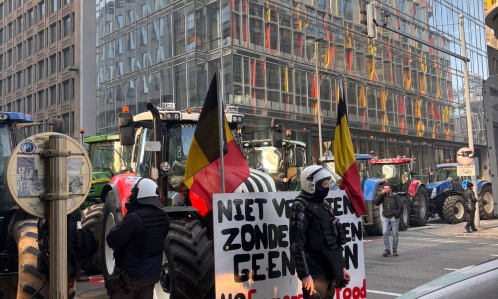 Corespondență. Lupta cu ouă, cartofi și cauciucuri incendiate la Bruxelles. 10.000 de fermieri și sute de tractoare pe străzi