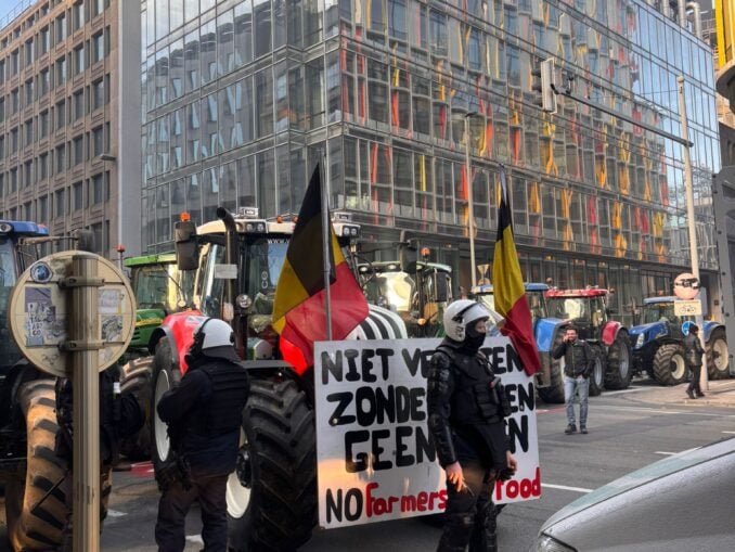 Corespondență. Lupta cu ouă, cartofi și cauciucuri incendiate la Bruxelles. 10.000 de fermieri și sute de tractoare pe străzi