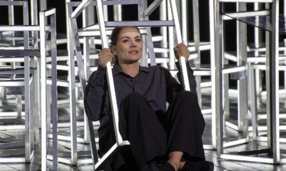 “Mă emoționează amintirile despre mama. Îmi dăruiesc determinare și forță amintirile despre tata”  – Maia Morgenstern INTERVIU