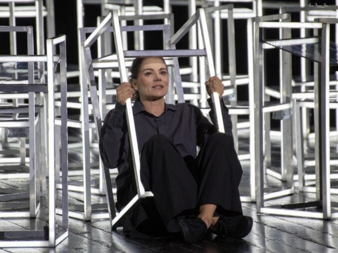 “Mă emoționează amintirile despre mama. Îmi dăruiesc determinare și forță amintirile despre tata”  – Maia Morgenstern INTERVIU