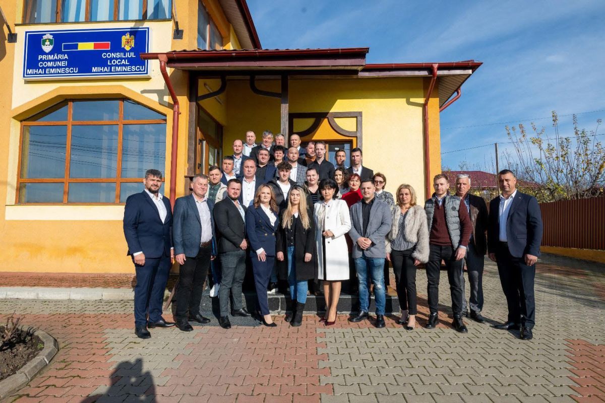 Primăria din Mihai Eminescu a trecut de la tată la fiică