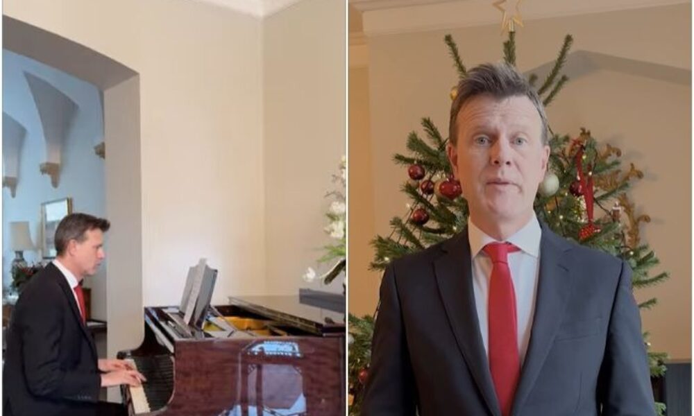 Urare specială din partea ambasadorului britanic la București. Colind cântat la pian și mesaj în limba română – VIDEO