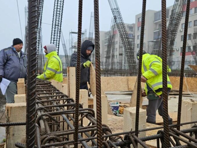 2026, val de concedieri pe șantiere. Unele firme dau afară, altele caută angajați