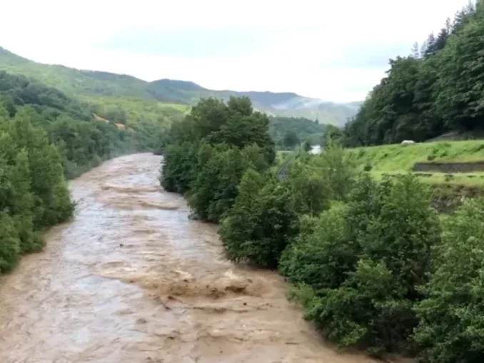 Creștere a nivelului apei pe râul Argeș. Două podețe dărâmate
