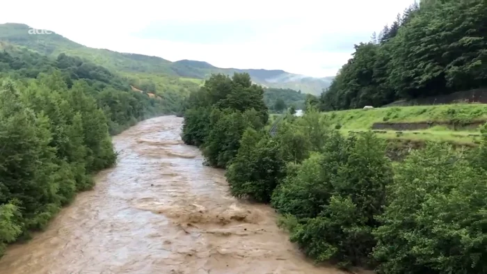 Creștere a nivelului apei pe râul Argeș. Două podețe dărâmate
