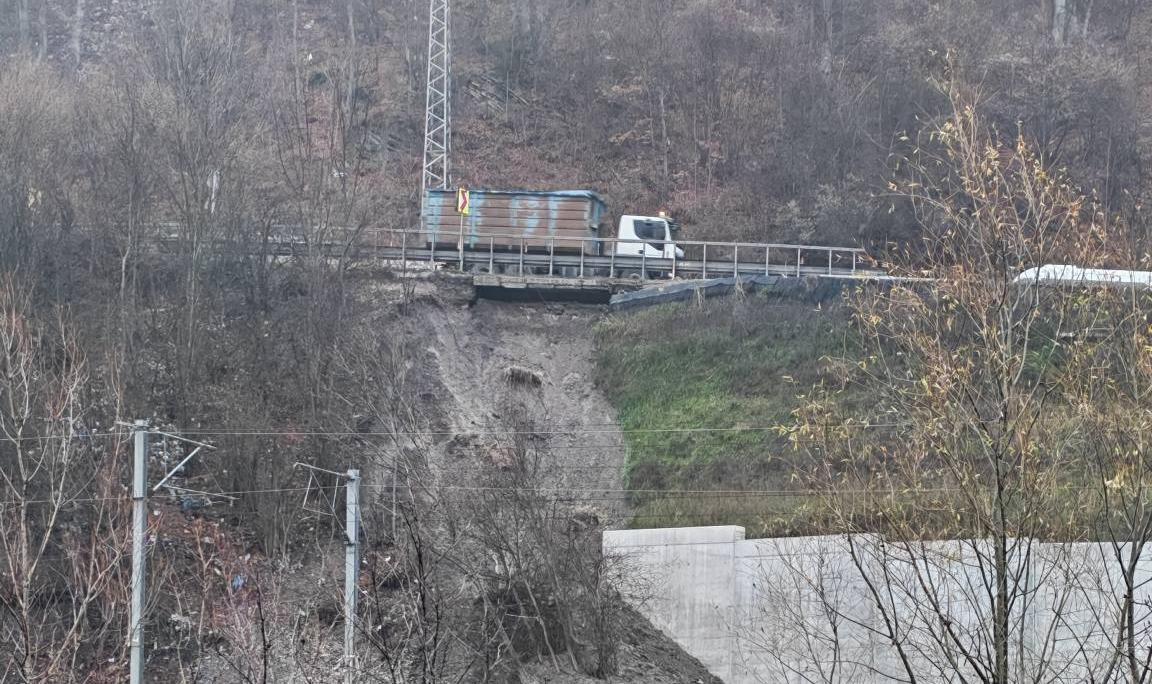 Restricţii pe DN 1. Alunecare de teren, în apropierea şoselei, lângă Comarnic