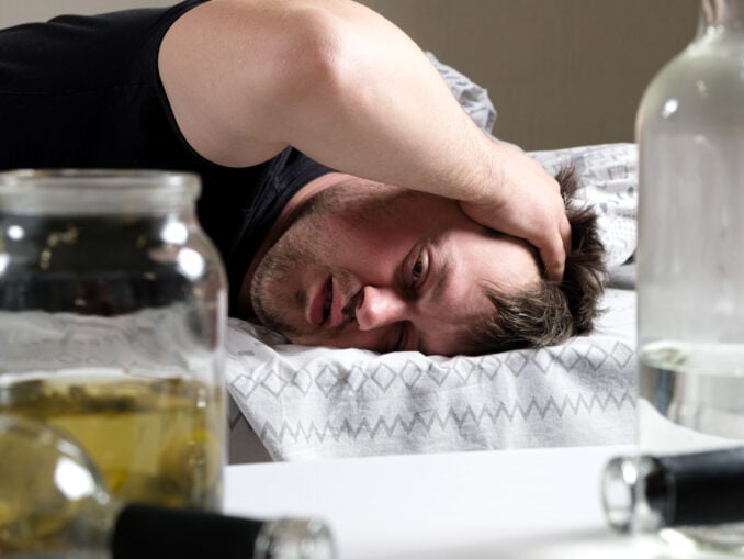 5 remedii naturiste împotriva mahmurelii după petrecerea de Revelion