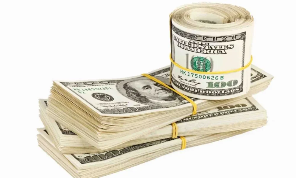 De ce merită să-ți ții economiile în dolari