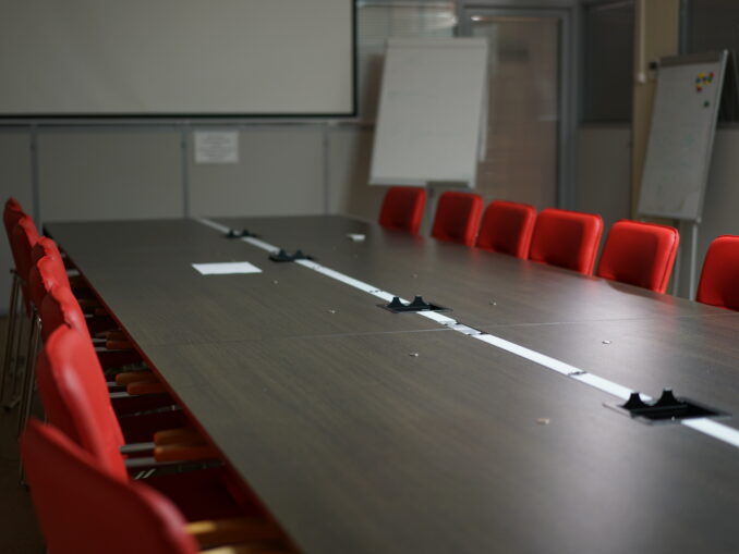 Firmele închiriază birouri premium, angajații lucrează remote. Situația din București