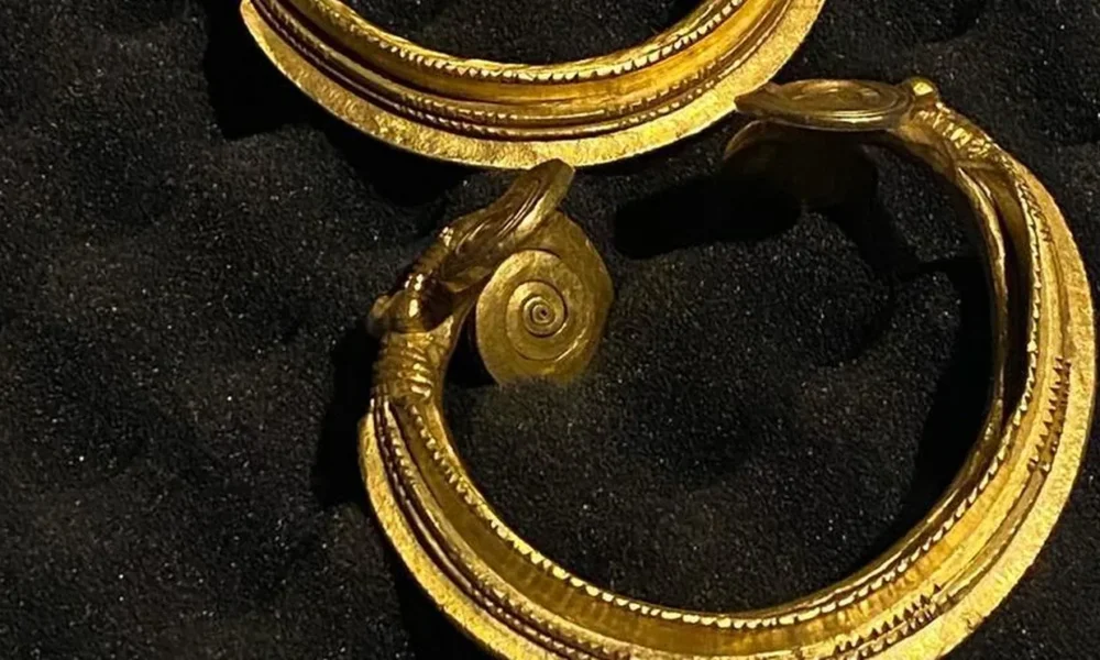 Brăţari din aur vechi de trei milenii, descoperite în Gorj