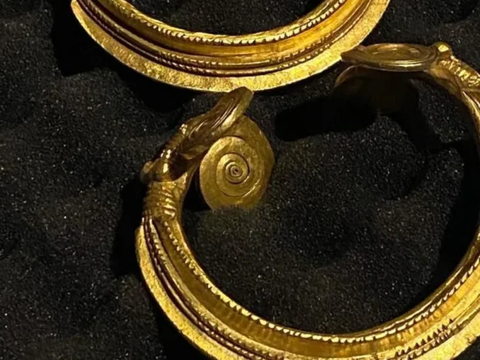 Brăţari din aur vechi de trei milenii, descoperite în Gorj