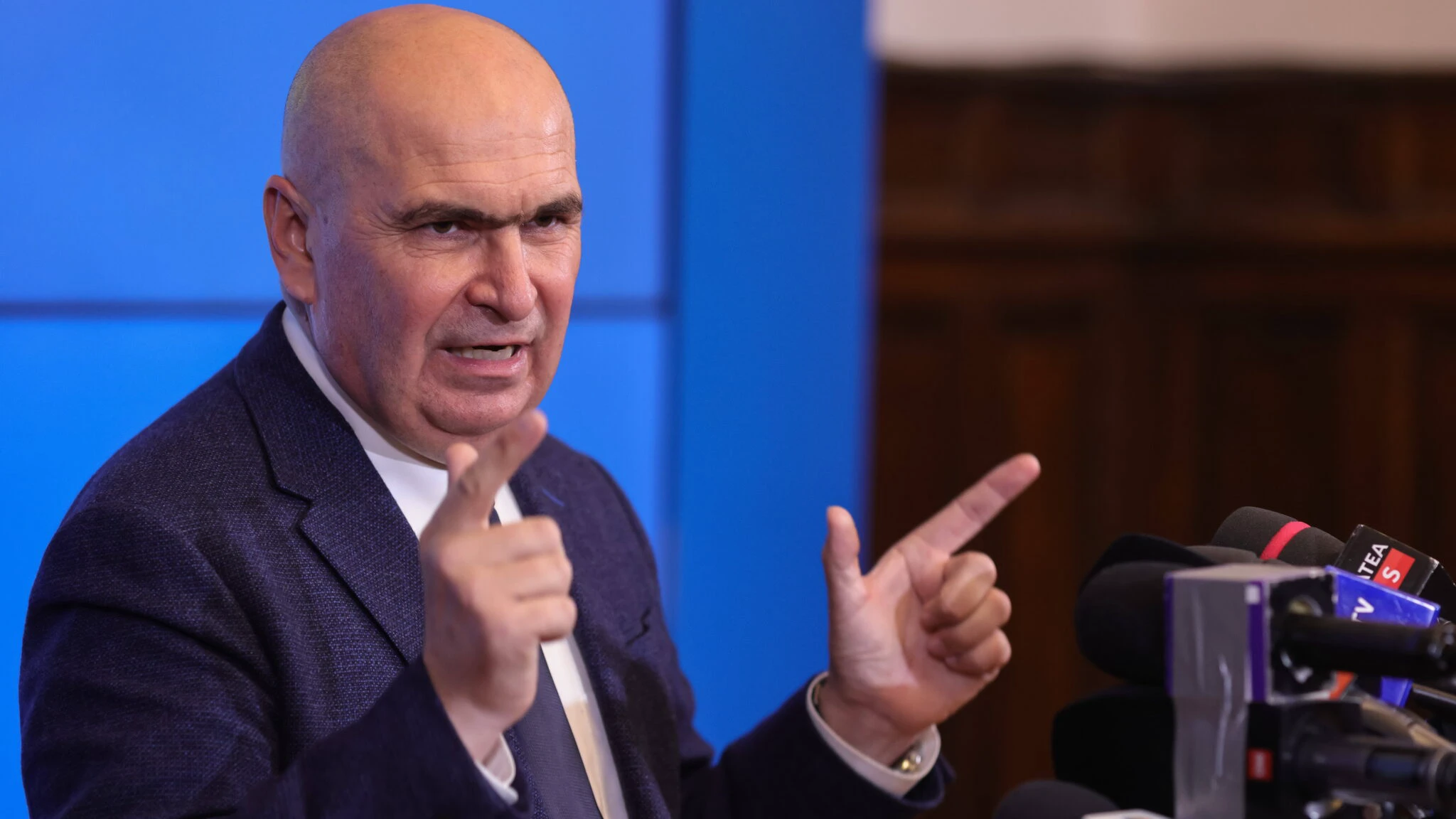 Bolojan vrea să oblige absolvenții de medicină să profeseze în România