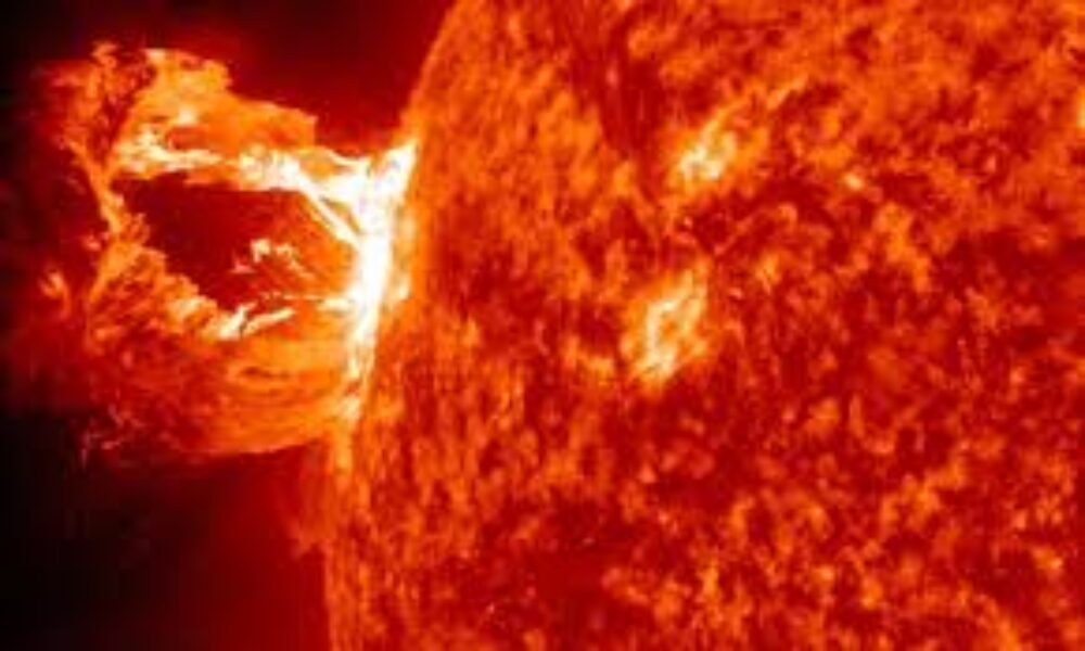 O erupţie solară ar putea aduce un spectacol pe cerul nocturn
