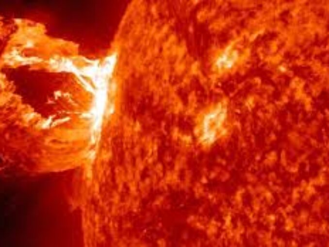 O erupţie solară ar putea aduce un spectacol pe cerul nocturn