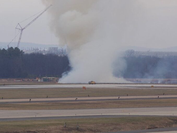 O defecţiune la motorul unui Boeing 777 a provocat un incendiu pe aeroportul din Washington