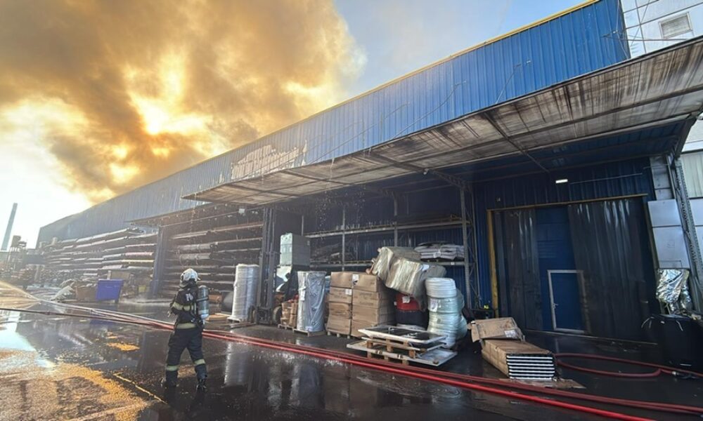 Incendiu puternic în Capitală. A fost emis RO-Alert – VIDEO