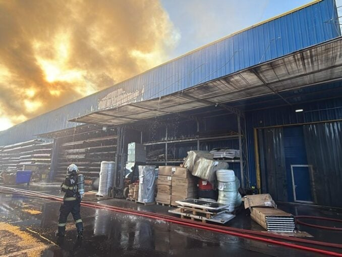 Incendiu puternic în Capitală. A fost emis RO-Alert – VIDEO