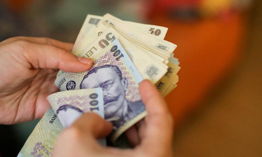 De ce nu le ajung românilor banii până la salariu