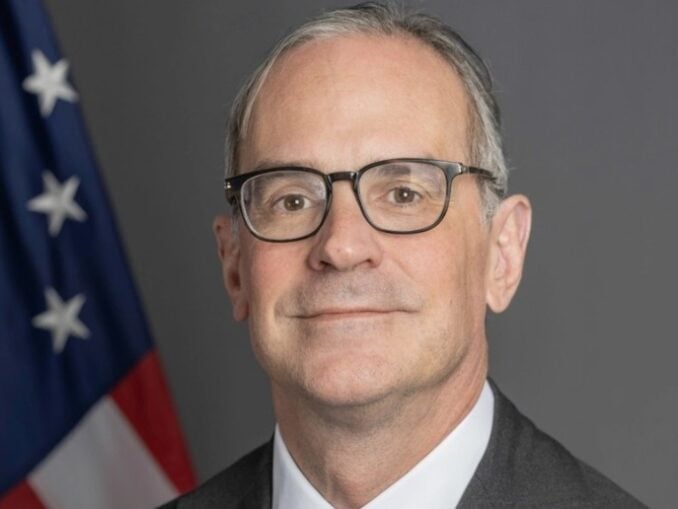 Cine stă în spatele politicii externe anti-Europa a lui Trump