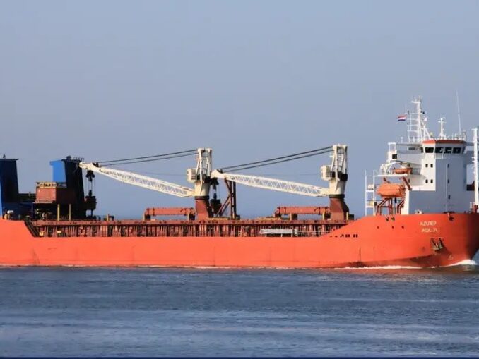 Navă rusească, inspectată de vameșii suedezi