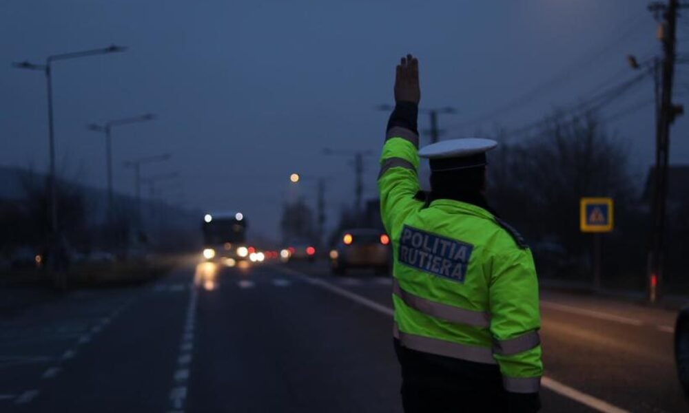 Scăpări de gaze dintr-o cisternă în localitatea Călimăneşti. Traficul este oprit