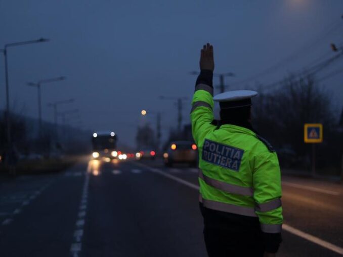 Scăpări de gaze dintr-o cisternă în localitatea Călimăneşti. Traficul este oprit
