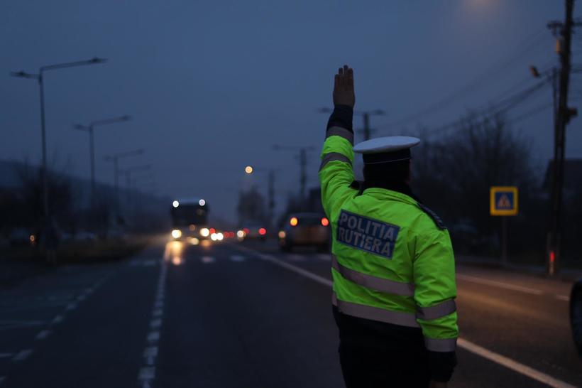 Scăpări de gaze dintr-o cisternă în localitatea Călimăneşti. Traficul este oprit