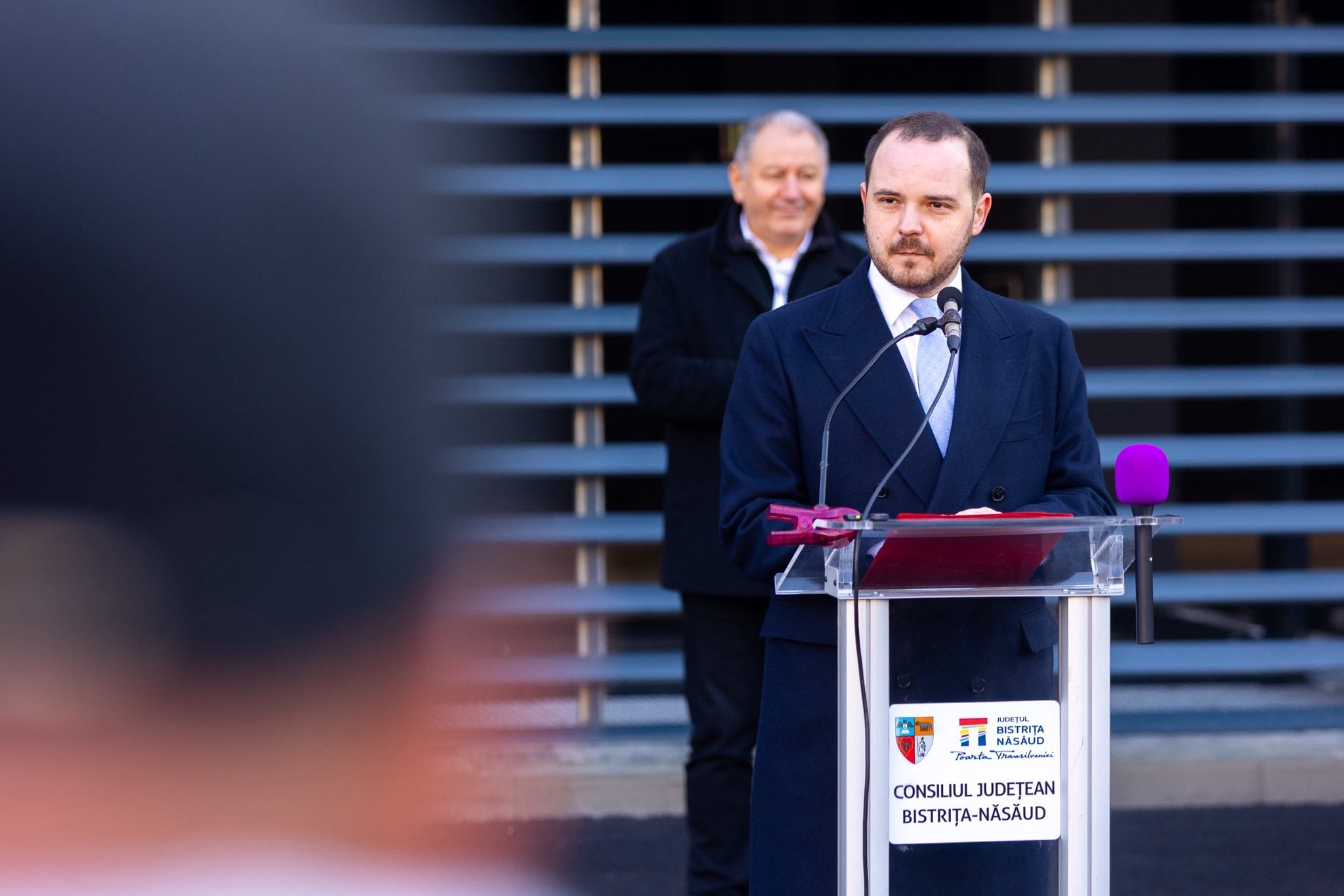 Noaptea le-a tăiat avântul. Companiile aeriene l-au criticat seara pe Rogobete, iar dimineața au șters mesajul