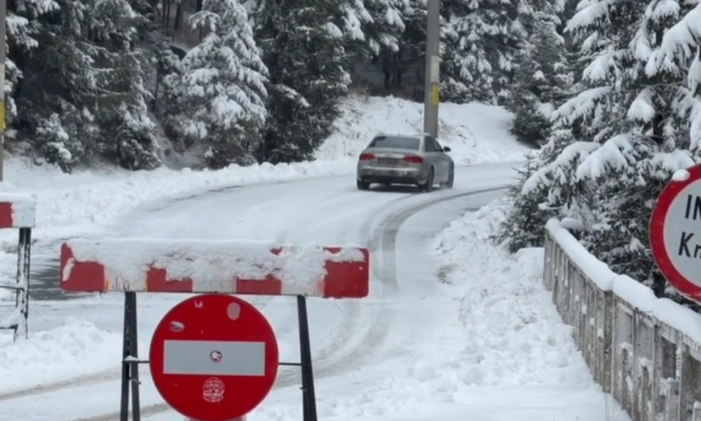 Inconștiență: Au intrat cu mașinile pe Transfăgărășanul închis