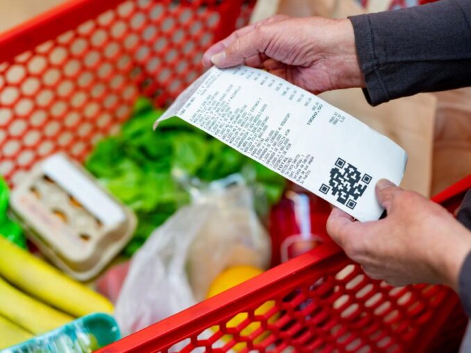 Explozie de prețuri în România după 1 ianuarie. Economist: Lumea o să o ducă greu