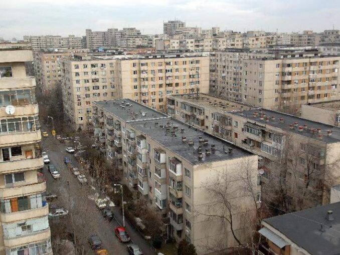 Statul vrea să construiască lifturi în blocurile comuniste de 3 și 4 etaje