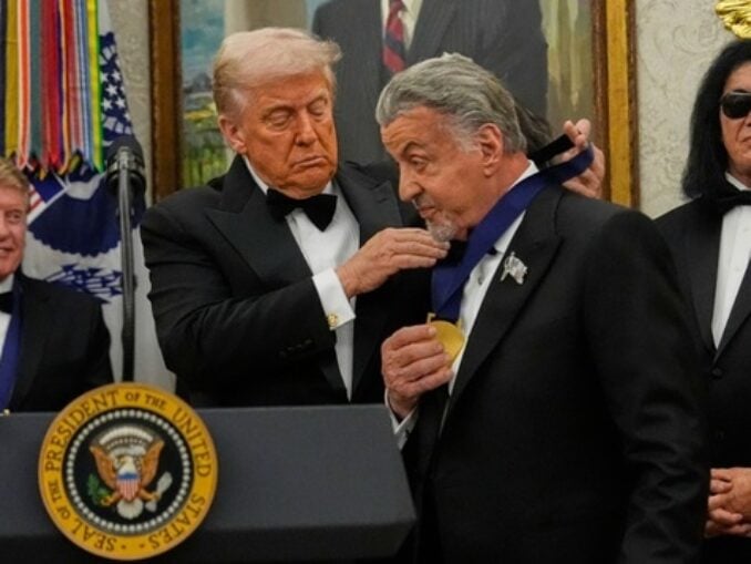 Trump i-a premiat pe Stalone si Gaynor