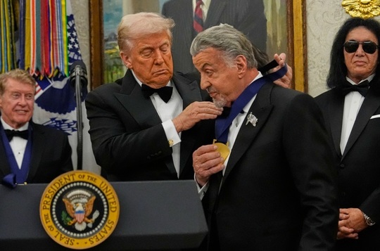 Trump i-a premiat pe Stalone si Gaynor