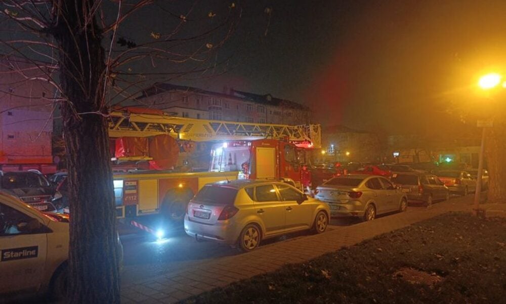 Explozie într-un apartament din cauza unei butelii. Pompierii, intervenție în forță