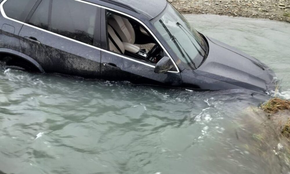 Beat și fără permis, a fugit de polițiști, apoi și-a abandonat mașina într-un râu